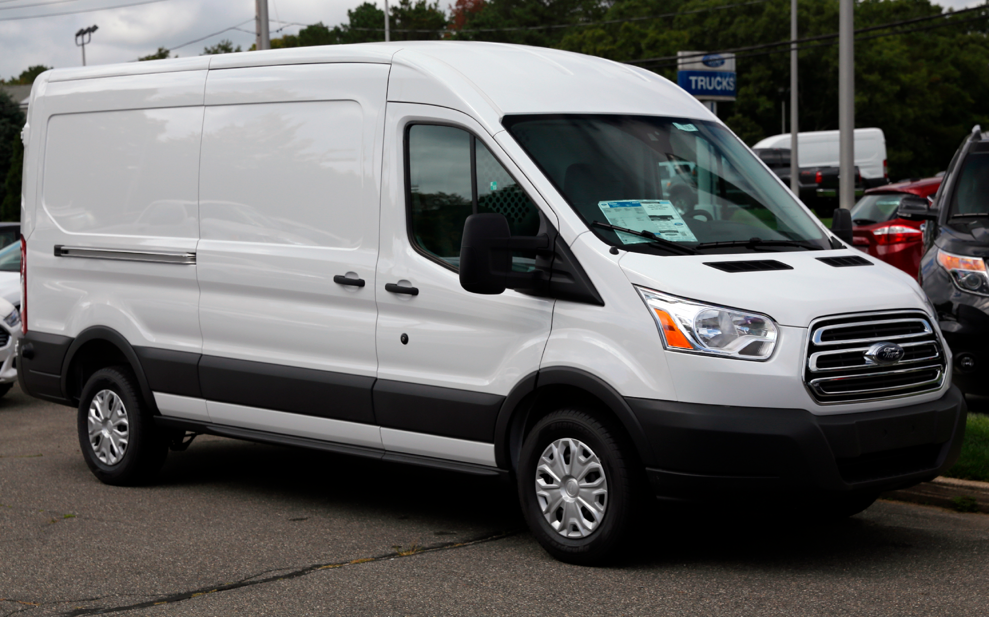Ford Transit pakettiauto vuokrattavana